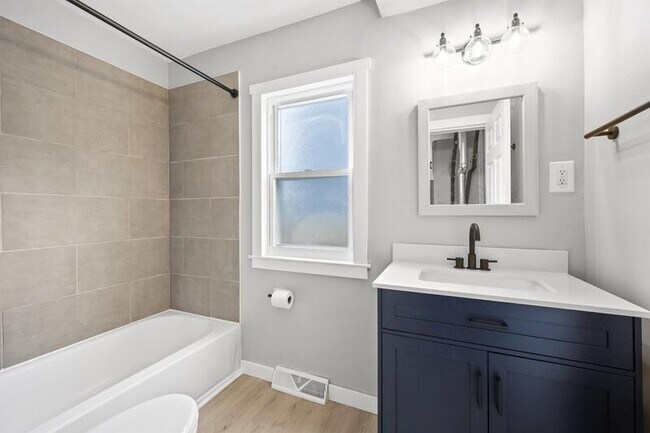 Building Photo - 346 E Bernhard Ave