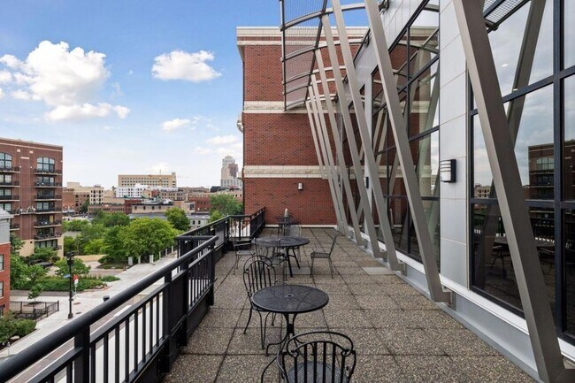 Building Photo - 401 N 2nd St