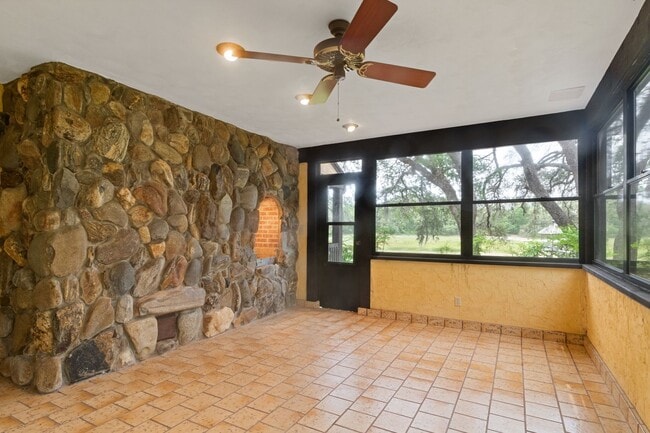 Building Photo - Escape to Your Private Paradise!