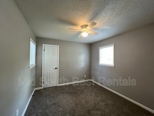 Building Photo - 1460 Robin Hood Ln