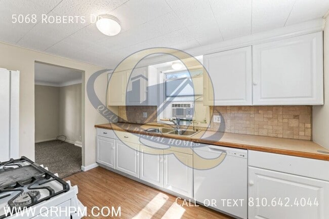 Building Photo - 5068 Roberts Dr