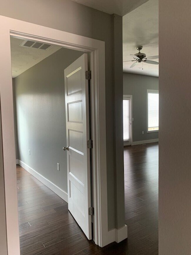 Building Photo - Beautiful Open Layout 3 Bedroom 2 Bath 3 C...