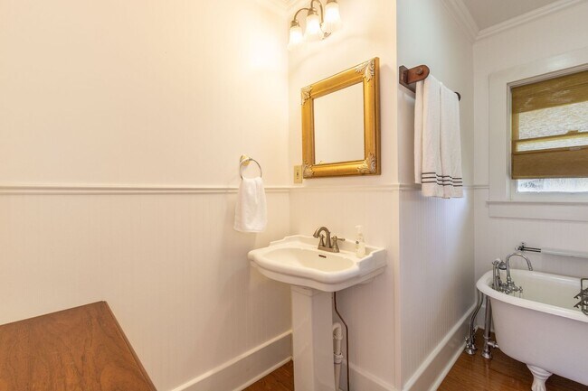 Building Photo - 208 Ella St