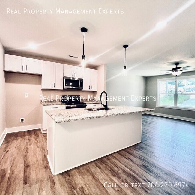 Building Photo - 412 N Scruggs St