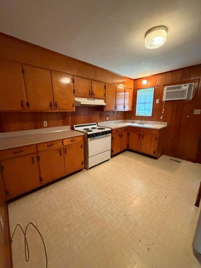 Building Photo - 2 Bed 1 Bath Duplex