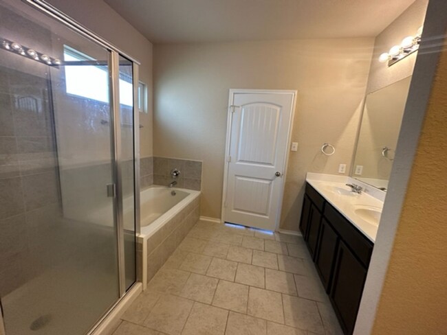 Building Photo - Super Nice Move In Ready 4 Bedroom One Sto...