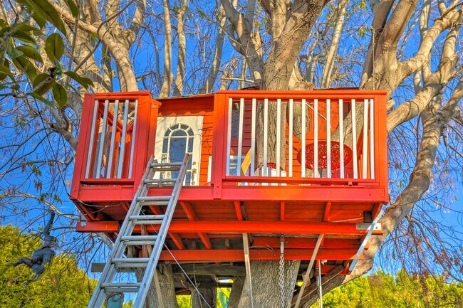 Building Photo - 2434 Cloverfield Blvd