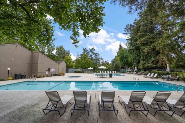 Building Photo - Gorgeous Remodeled 2 Bed in Campus Commons