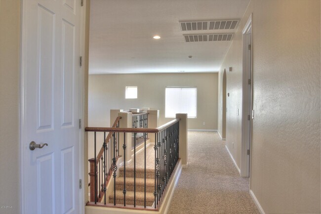 Building Photo - 2413 E Park View Ln