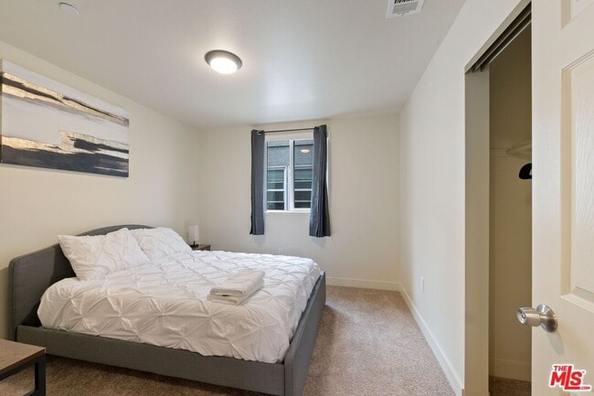 Building Photo - 865 E 49th St