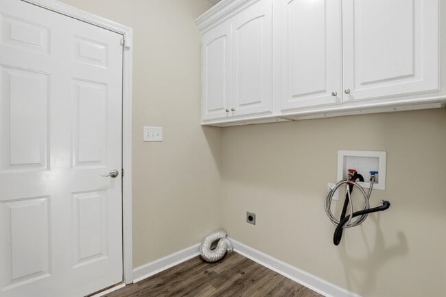 Building Photo - 100 Amandas Way