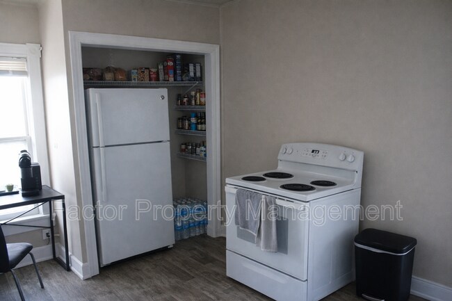 Building Photo - 328 N 6th St