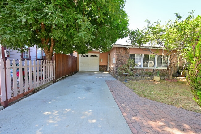 Building Photo - 326 E Olive Ave