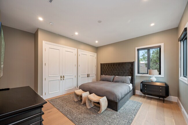 Building Photo - 517 N Camden Dr