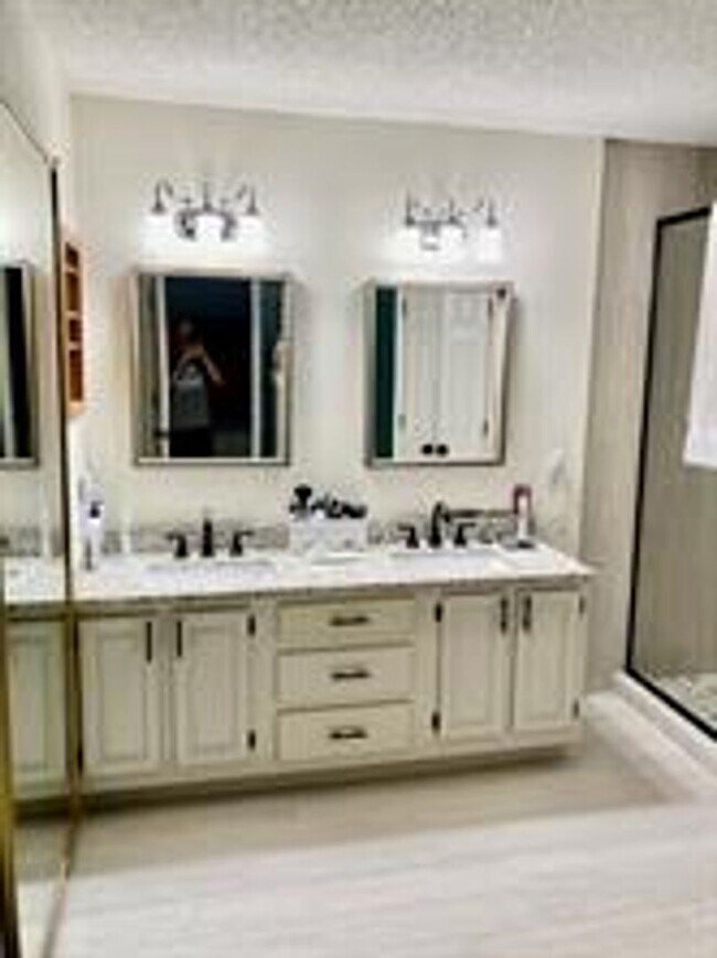 Building Photo - Beautifully Updated 3 Bedroom plus Study i...