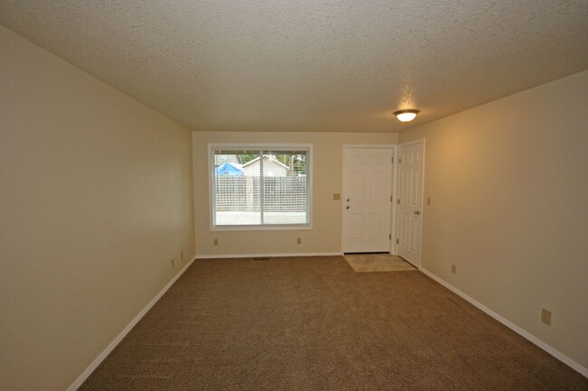 Building Photo - Single level 2 bedroom 1 bath duplex