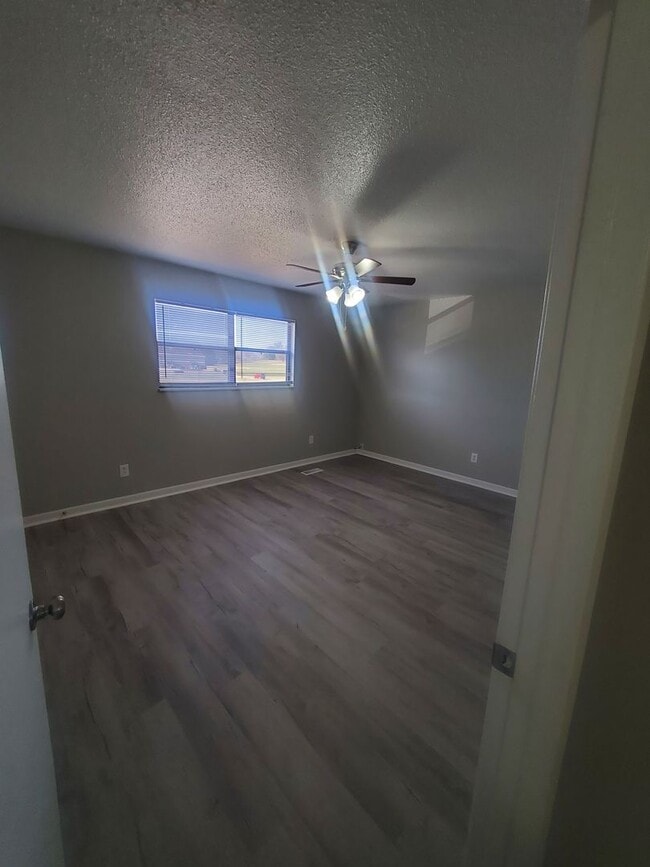 Building Photo - Beautifully Updated 2-Bedroom Townhome with Washer/Dryer Hookups!