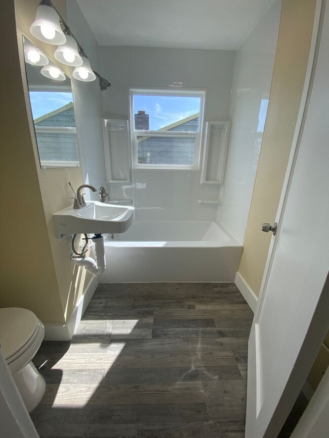 Building Photo - Charming 2 Bedroom 1 bath House! Large Bac...