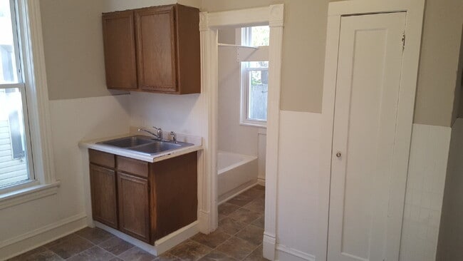 Building Photo - Charming 1-Bedroom Retreat on Colfax Ave – Your Cozy Minneapolis Haven Awaits!
