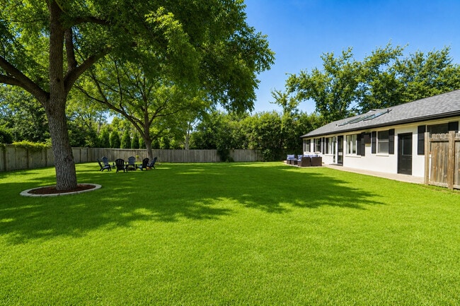 Building Photo - 3825 Maple Ave