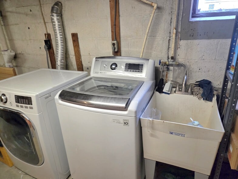 Laundry room - 1130 Stephen Dr
