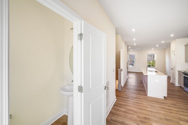 Building Photo - 2BR Townhome w/ 2 En-Suite Baths + Garage in 28208