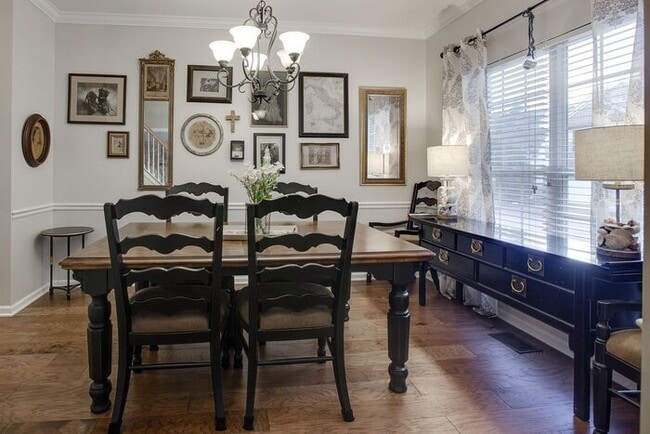 Building Photo - Pristine 5 Bed Fenced Franklin Home!