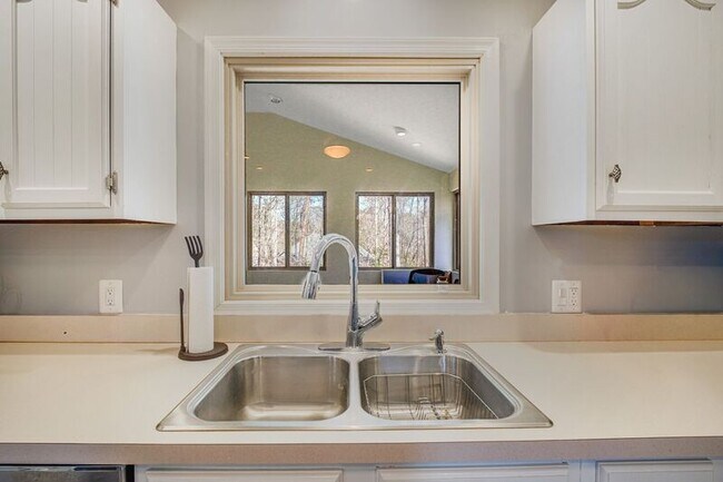 Building Photo - 306 Happy Creek Rd