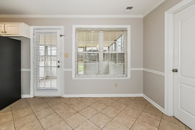 Building Photo - 10020 Fox Chase Dr