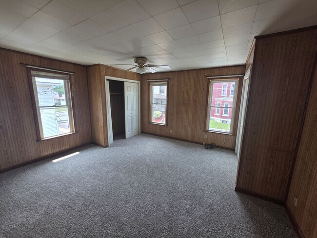 Building Photo - 2-bedroom, 1-bath home in New Brighton