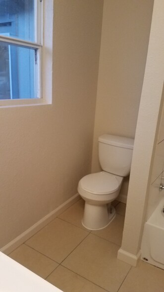 Building Photo - 422 Globe Ave