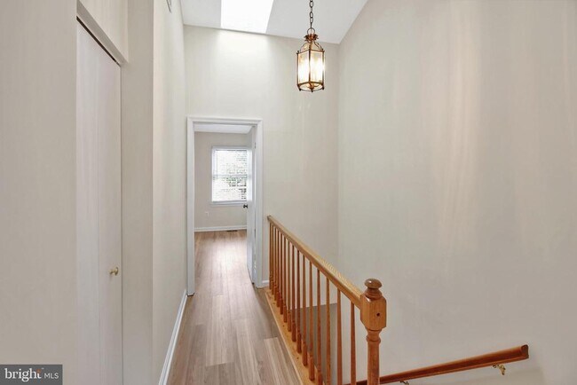 Building Photo - 890 Bayridge Dr