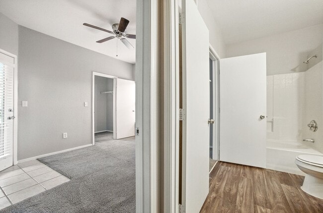Building Photo - Northwest Condo with Modern Finishes & Gre...