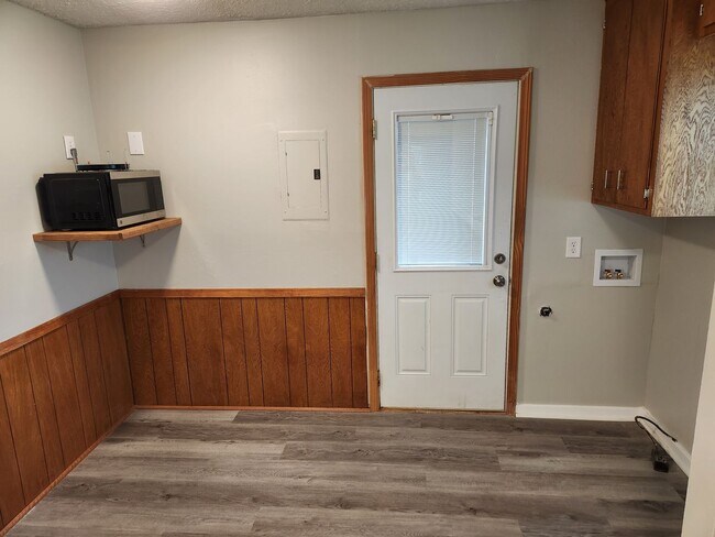 Building Photo - 3/2 newly remodeled, with 1 car garage and...