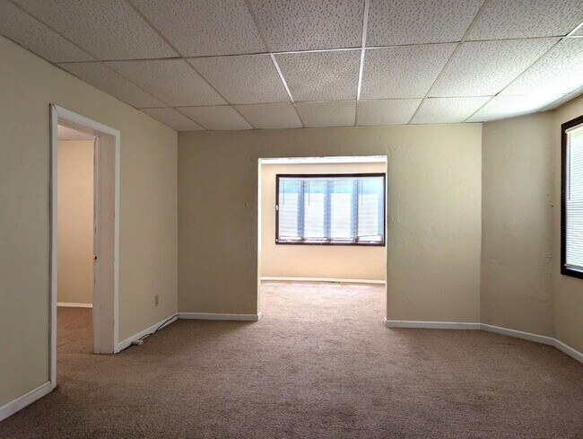 Building Photo - 2 Bedroom Lower Duplex In Green Bay