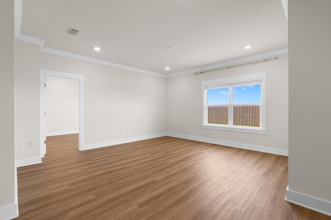 Building Photo - 1009 Hayward Lp