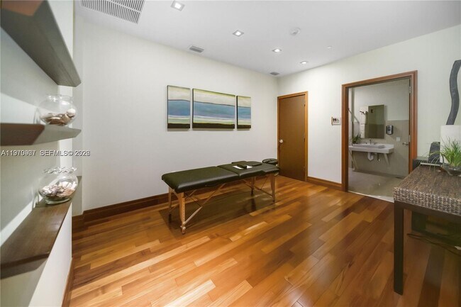 Building Photo - 1060 Brickell Ave