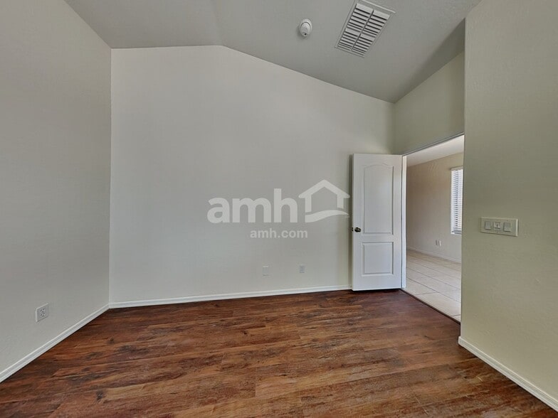 Building Photo - 11409 W Davis Ln