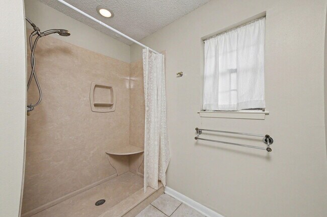 Building Photo - 6 Pinehurst Dr