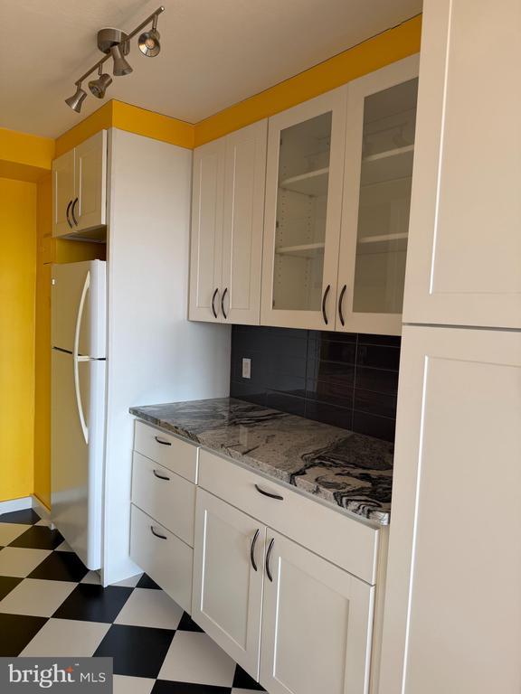 Building Photo - 604 S Washington Square