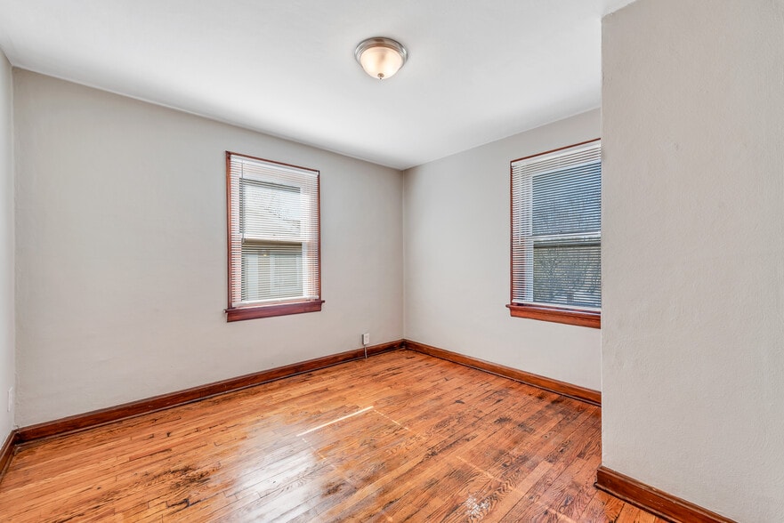 Building Photo - 7120 Roslyn Dr