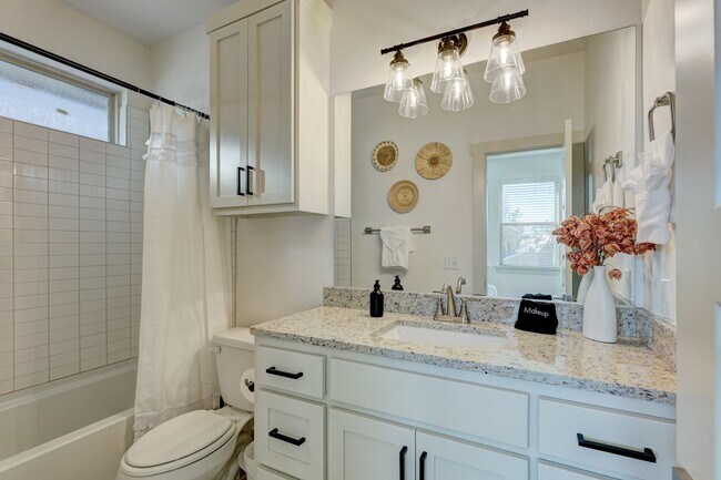 Building Photo - Stunning 4 Bedroom 3 Bath Home