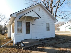 Building Photo - Charming 3-bedroom