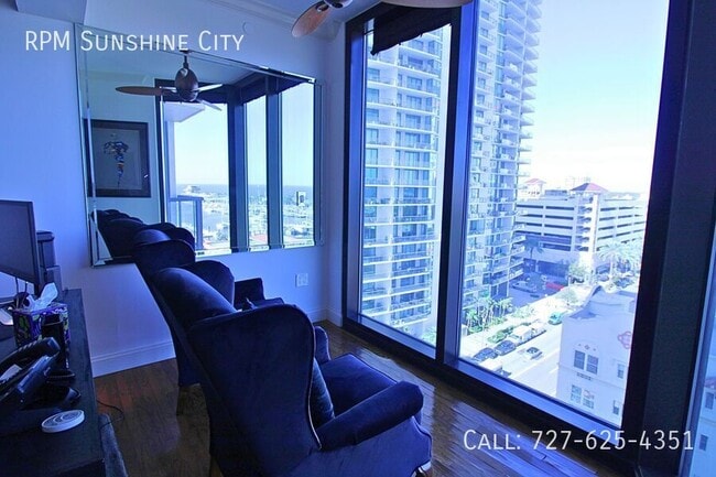 Building Photo - 1 Beach Dr SE