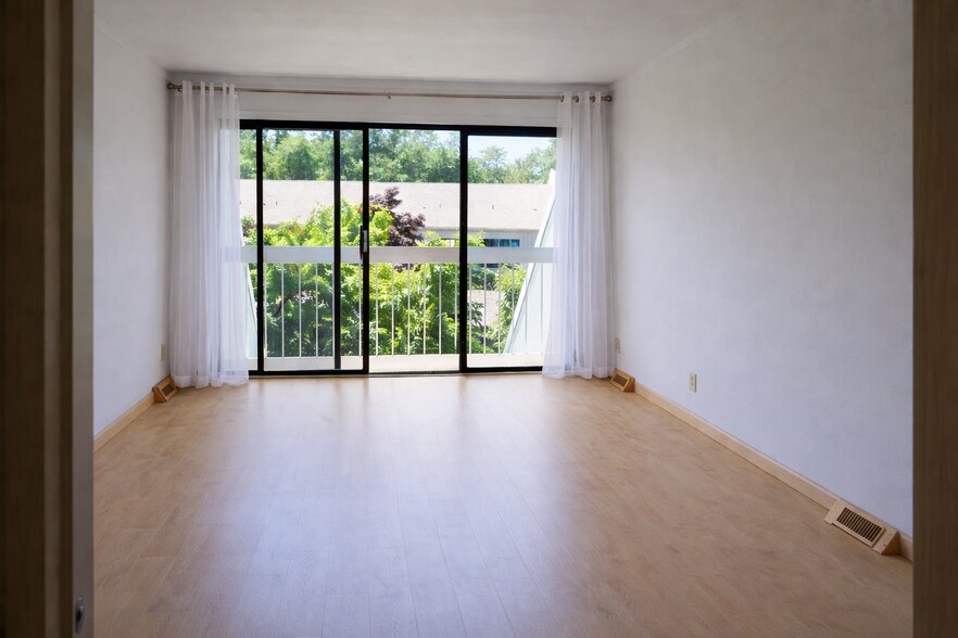 Building Photo - 624 Summit House