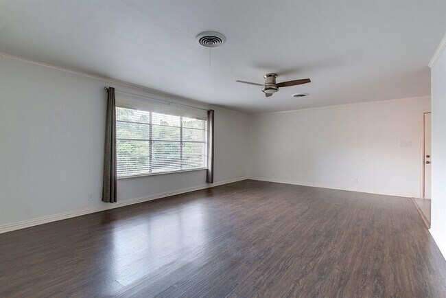 Building Photo - 1304 Loma Dr