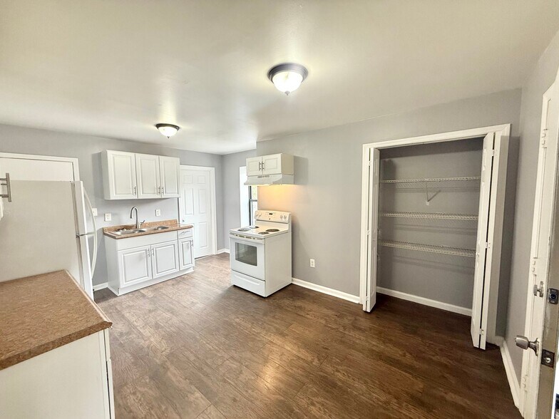Building Photo - 429 3rd St