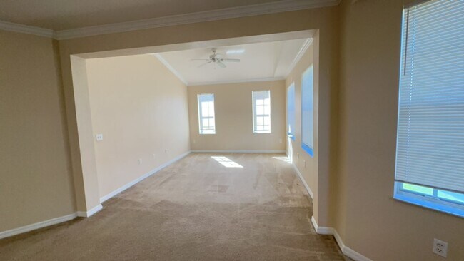 Building Photo - 3 BEDROOM 2 BATH 2 CAR GARAGE CONDO