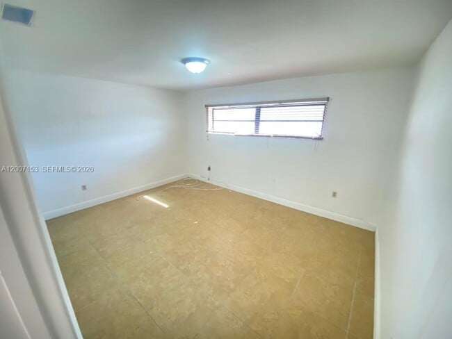 Building Photo - 881 W 37th St