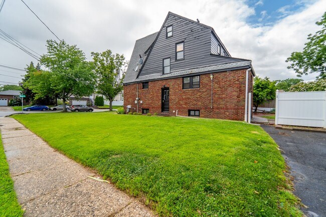 Building Photo - 2215 N Wood Ave